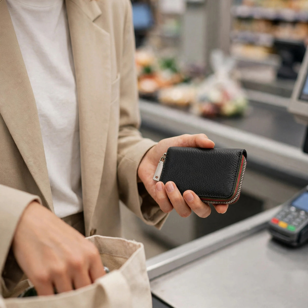 Porte-cartes en cuir zippé accordéon 10 cartes Noémie porté en situation