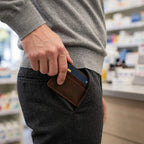 Porte-cartes en cuir minimaliste porté en situation