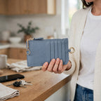 Porte-cartes en cuir zippé avec porte-clés porté en situation