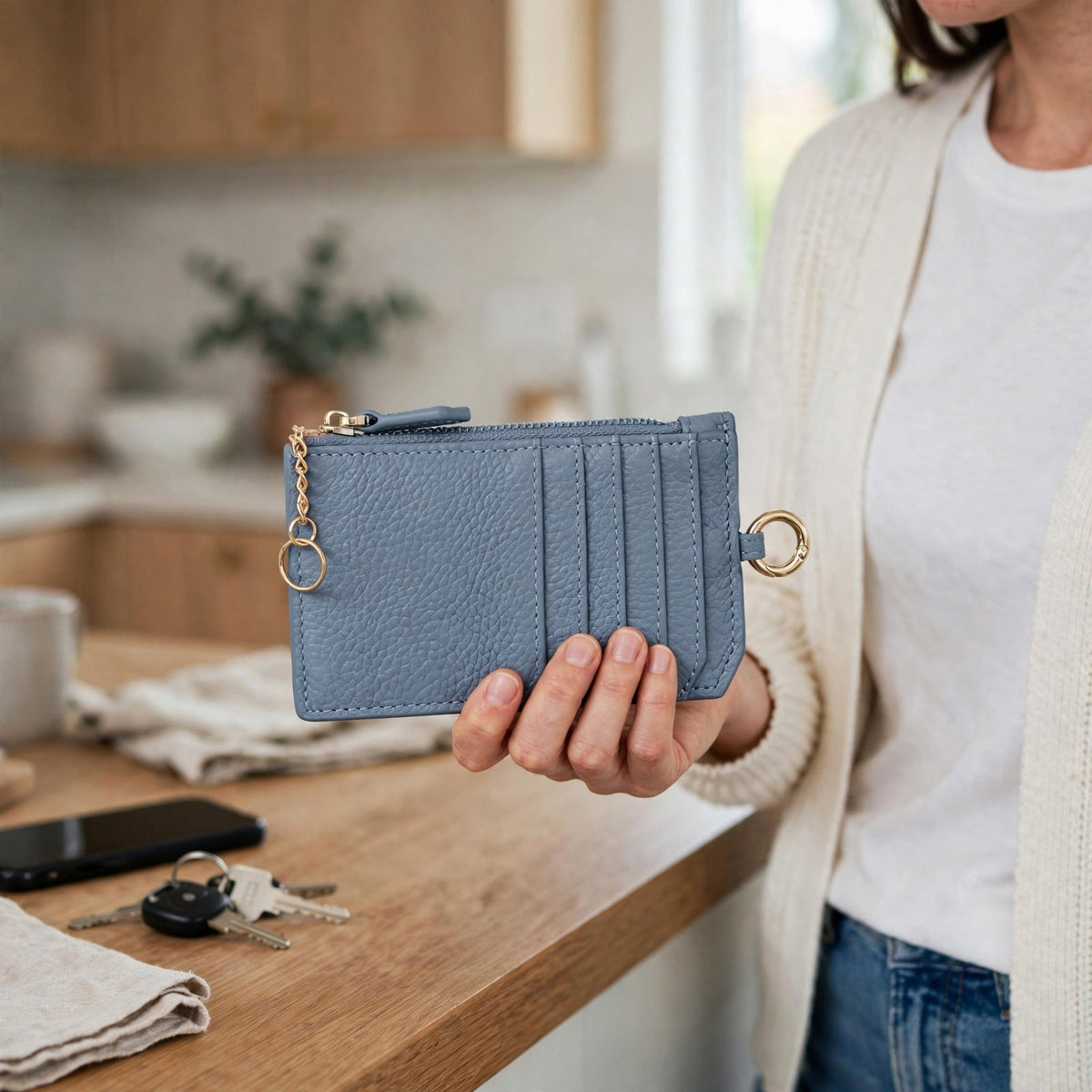 Porte-cartes en cuir zippé avec porte-clés porté en situation