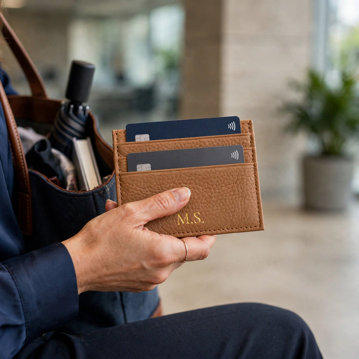 Porte-cartes en cuir plat personnalisé porté en situation