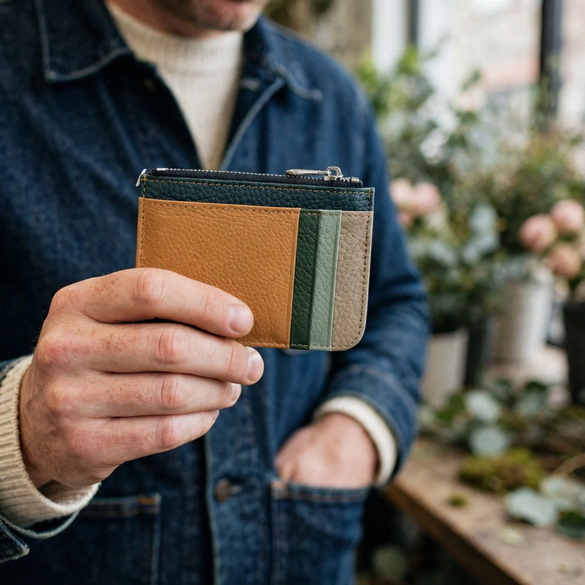 Porte-cartes en cuir colorblock zippé porté en situation