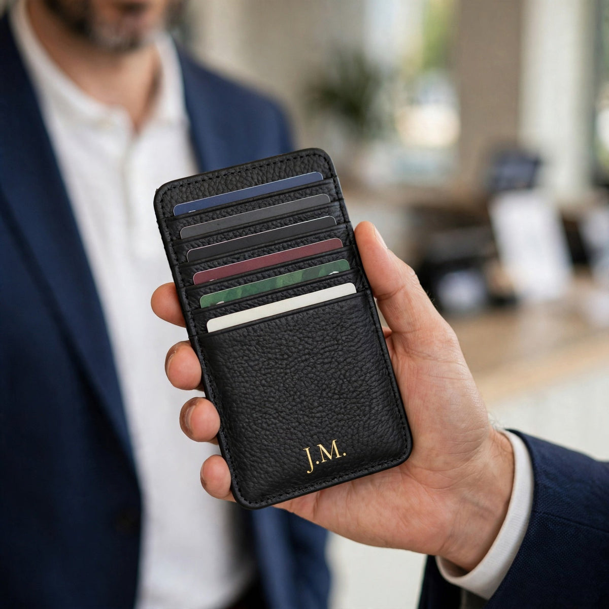 Porte-cartes en cuir vertical personnalisé porté en situation