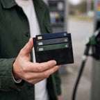 Porte-cartes en suède minimaliste porté en situation