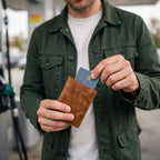 Porte-cartes en cuir grand format pliable porté en situation