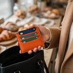 Porte-cartes en cuir plat zippé porté en situation