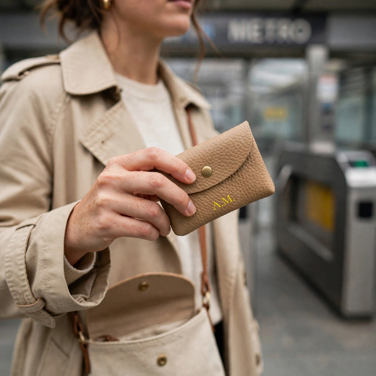 Porte-cartes en cuir à rabat personnalisé porté en situation
