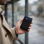 Porte-cartes en cuir 2 volets avec fenêtre porté en situation
