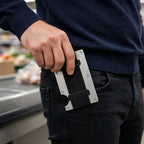 Porte-cartes en aluminium à élastique anti-RFID porté en situation