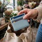 Porte-cartes en cuir simple extra plat porté en situation