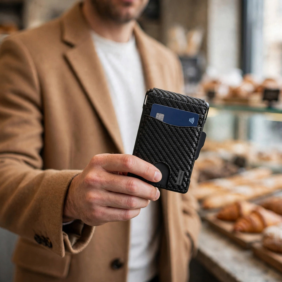Porte-cartes carbone pop-up avec pince à billets porté en situation