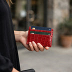Porte-cartes en cuir motif croco plat porté en situation
