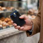 Porte-cartes en cuir ultra fin monopoche porté en situation