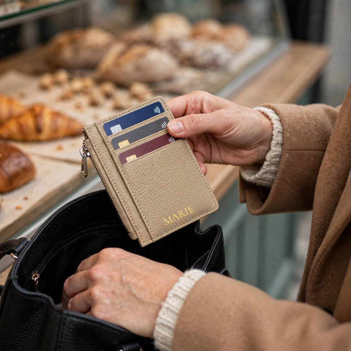 Porte-cartes en cuir zippé vertical personnalisé Inès porté en situation