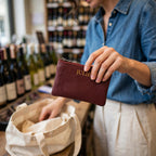 Porte-cartes en cuir pochette zippée personnalisé porté en situation